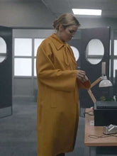 Jodie Comer Killing Eve S03 Yellow Coat