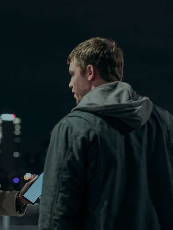 Peter Sutherland The Night Agent S02 Grey Jacket